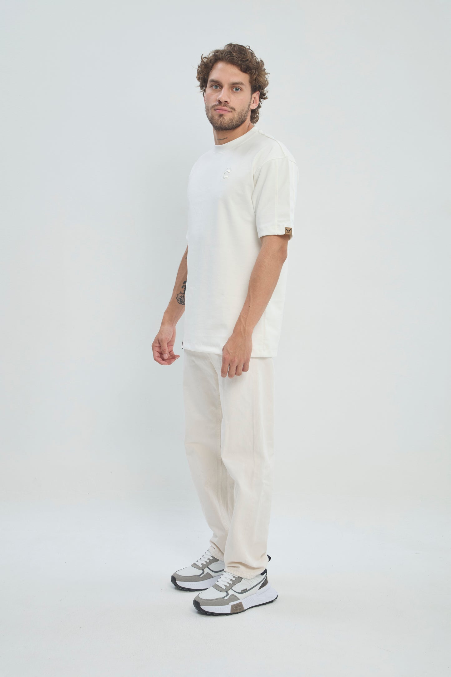 Camiseta Semi Oversize Hombre 250G Alto Gramaje con Bordado Tono a Tono Premium - REF: 970304